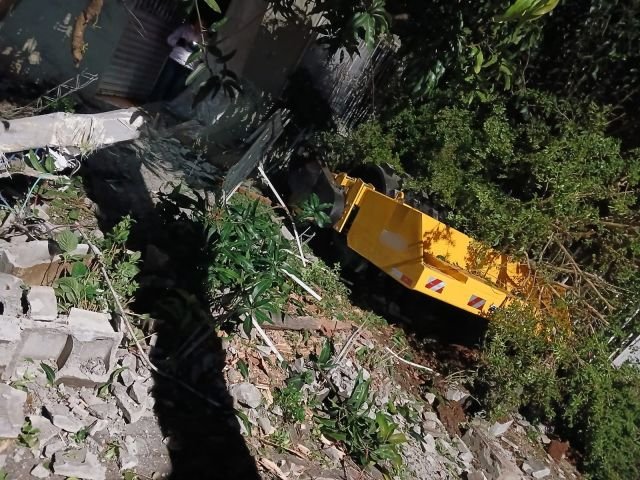 Rolo compressor cai de caminhão e atinge residência em Maravilha