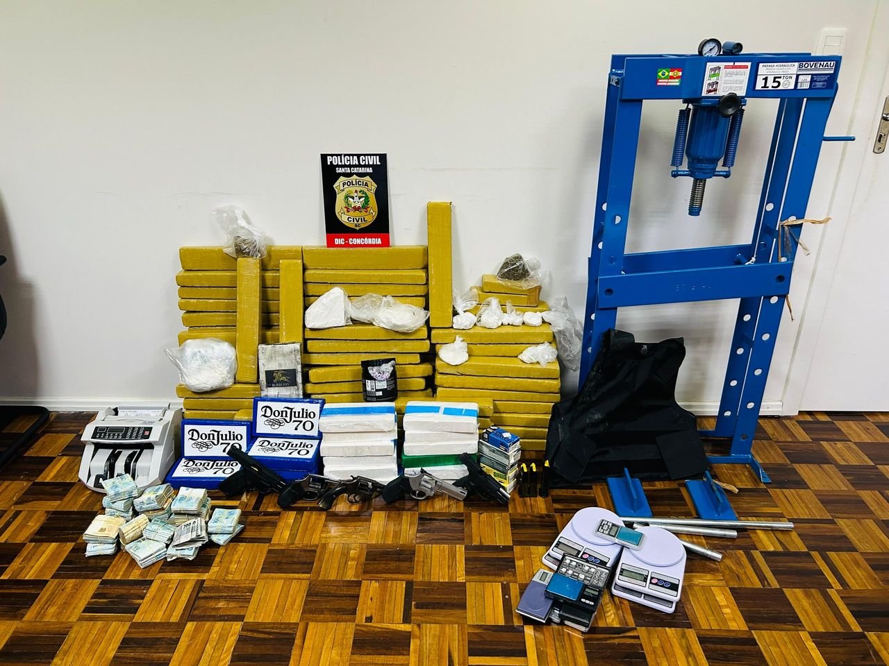 Operação apreende arsenal de armas e drogas em Concórdia