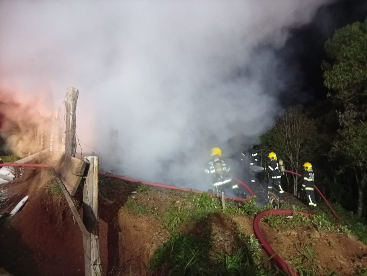 Incêndio destrói residência desocupada em Fraiburgo