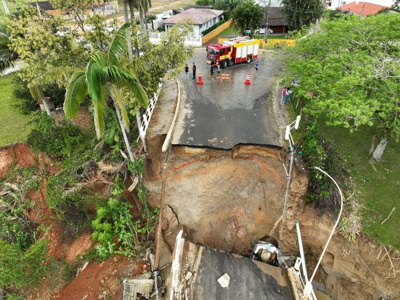 Ponte Valter Valério Gomes desaba em Canelinha, deixando feridos e situação de emergência