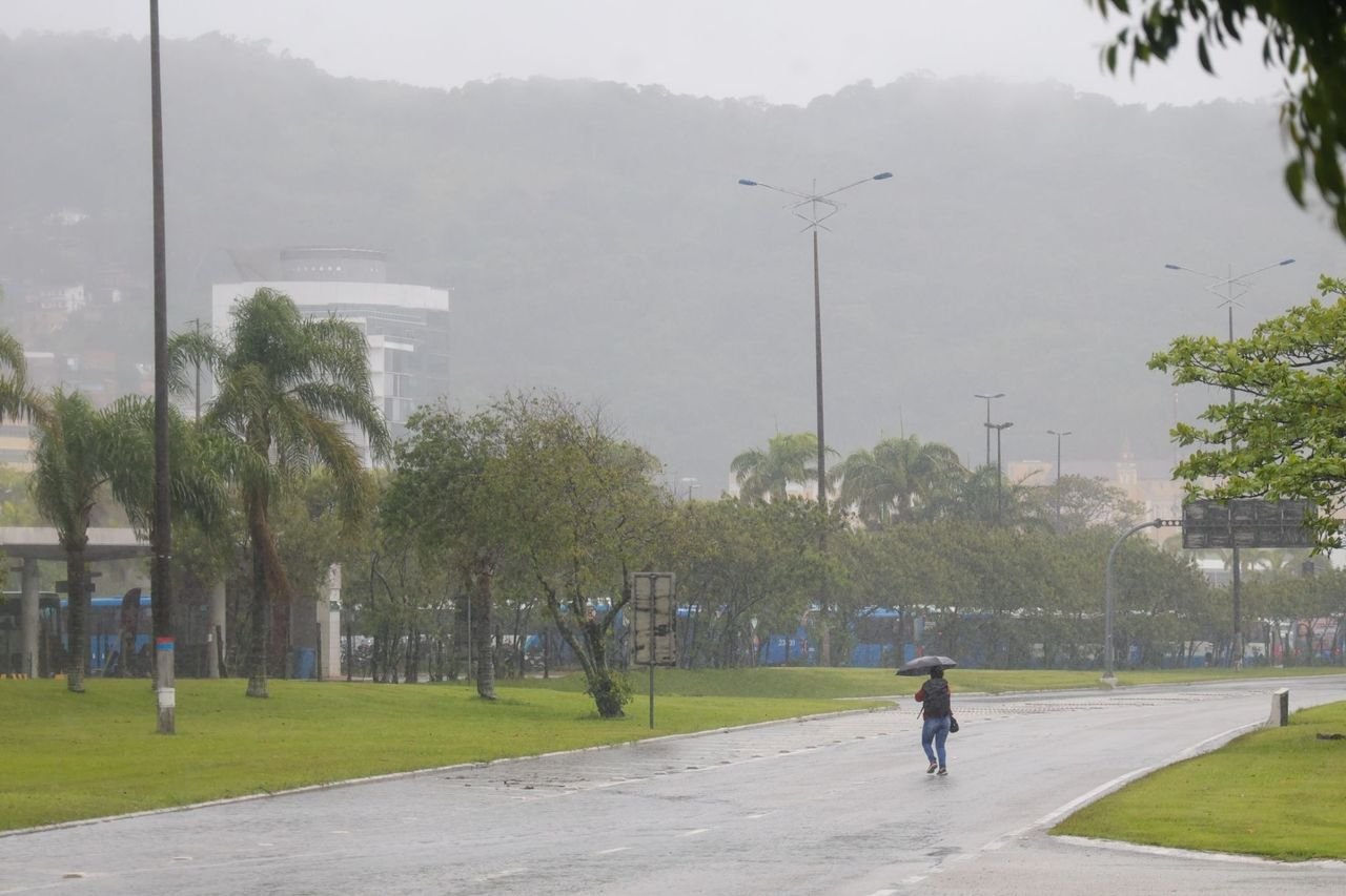 Ciclone e frente fria trazem risco de alagamentos em Santa Catarina neste fim de semana