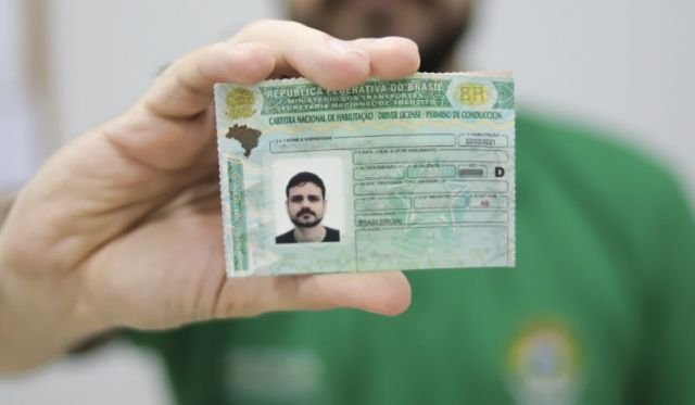 Motoristas de 50 a 69 anos poderão renovar CNH gratuitamente uma vez; entenda as regras