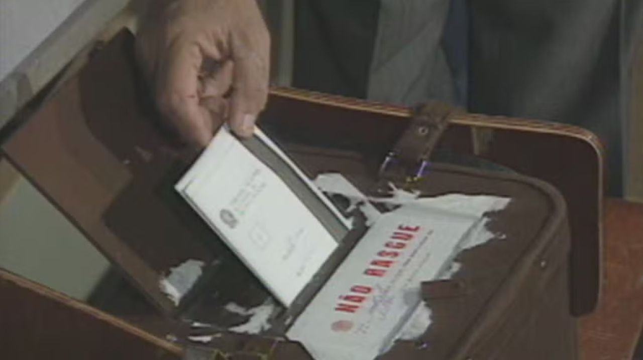 Urna eletrônica completa 30 anos: fraudes do voto em papel
