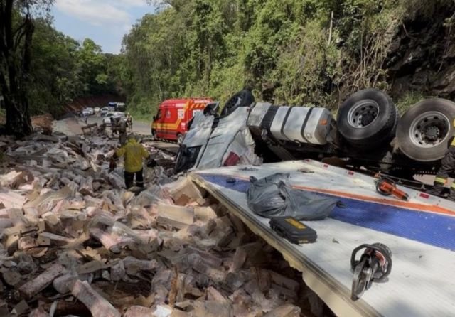 Motorista morre após carreta capotar na SC-283 em Seara