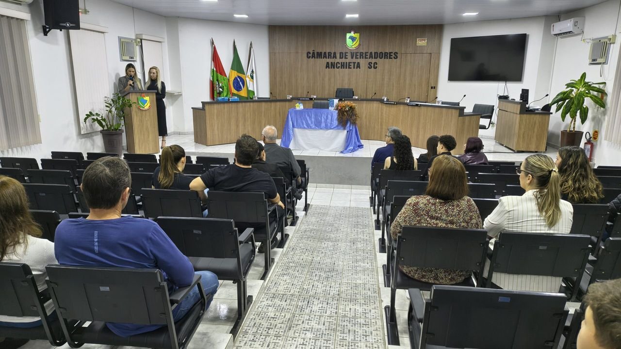 Estudantes do CMEIF celebram protagonismo na Noite de Autógrafos