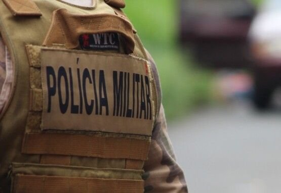 Dupla armada rouba R$ 8 mil e veículo em residência no interior de Riqueza