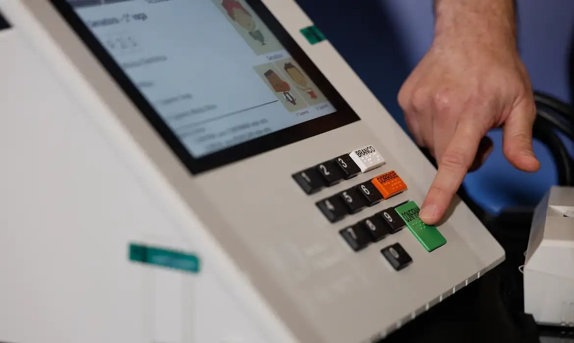 Recursos de acessibilidade nas urnas eletrônicas para as eleições de 2026