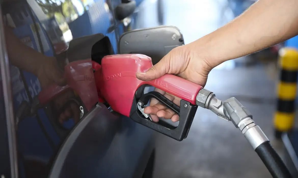 Governo deve manter subsídio de R$ 2,12 ao diesel por mais 30 dias