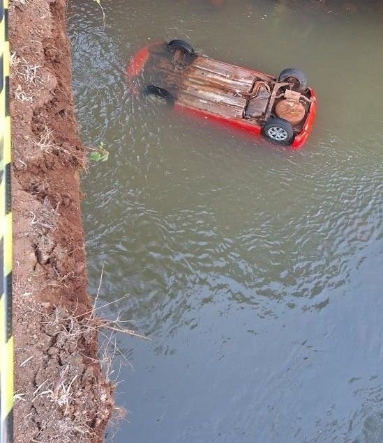 Acidente em SC deixa uma mulher morta e três feridos após carro cair em rio