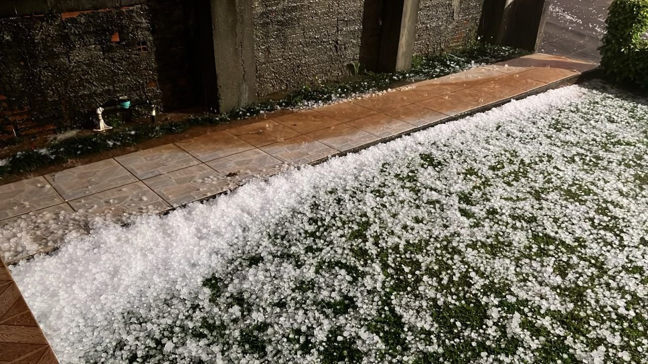 Tempestade de granizo causa estragos em várias cidades do Oeste de Santa Catarina