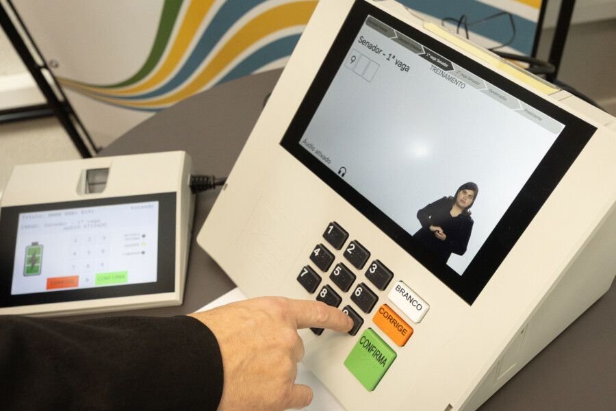 Preparação das Urnas Eletrônicas e Recursos de Acessibilidade para as Eleições 2026 em SC