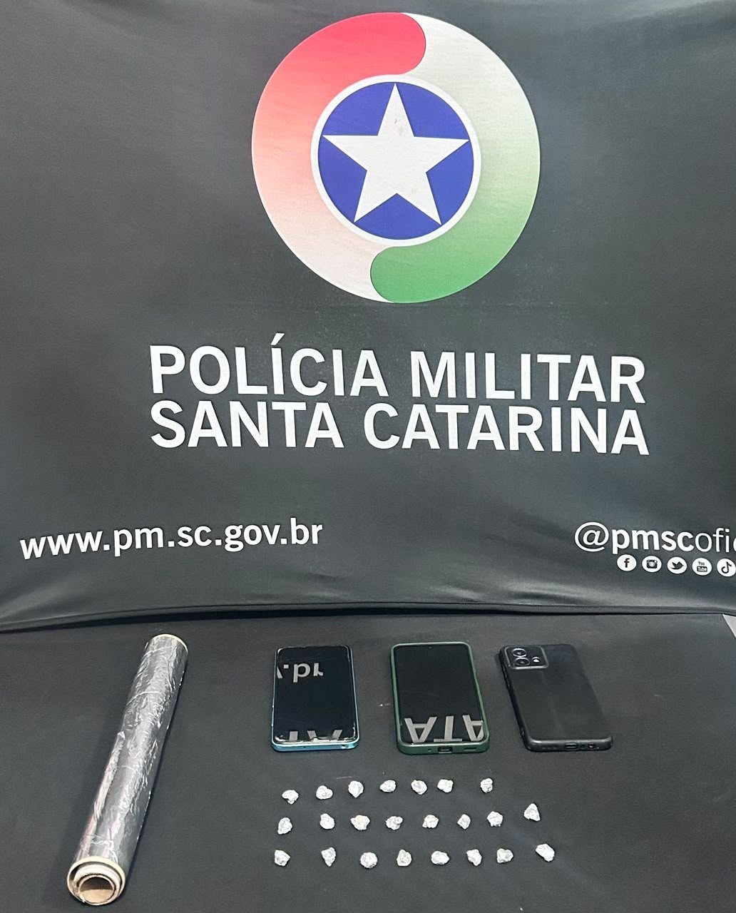 Homem é preso e adolescente é apreendida por tráfico de drogas em São Miguel do Oeste
