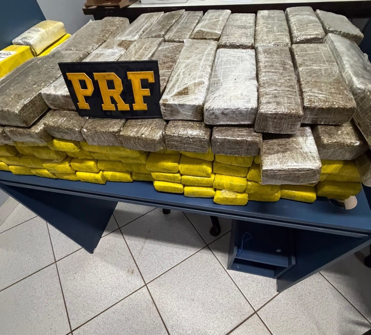 PRF apreende 100 kg de maconha após perseguição de 200 km em SC