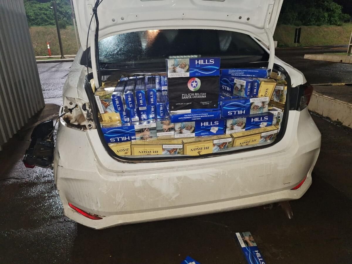 Carro com cigarros e drogas colide após fuga da polícia em São Miguel do Oeste