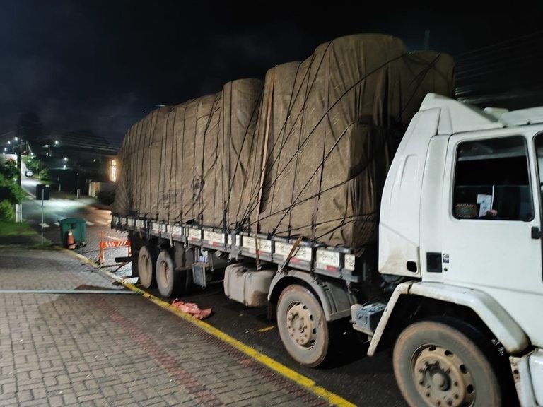 Polícia Federal e BPFron apreendem caminhão com 1,2 mil caixas de vinho argentino na BR-163