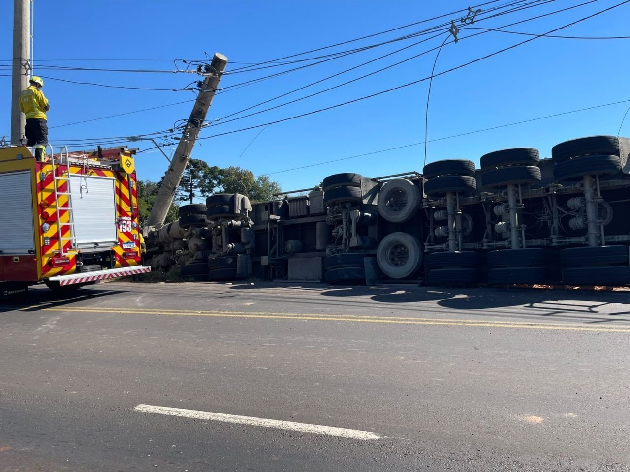 Caminhão carregado de tijolos colide com poste e motorista é resgatado em Chapecó
