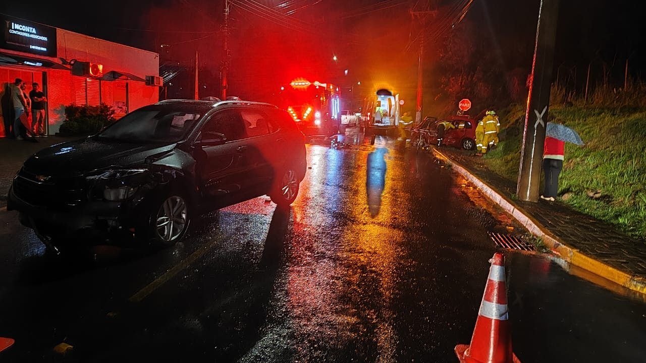 Colisão entre Ford Fiesta e Equinox deixa duas pessoas feridas em Chapecó