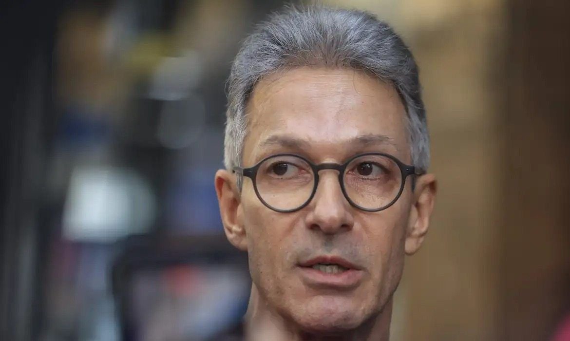 TRE-MG investiga uso de celular por Romeu Zema na cabine de votação