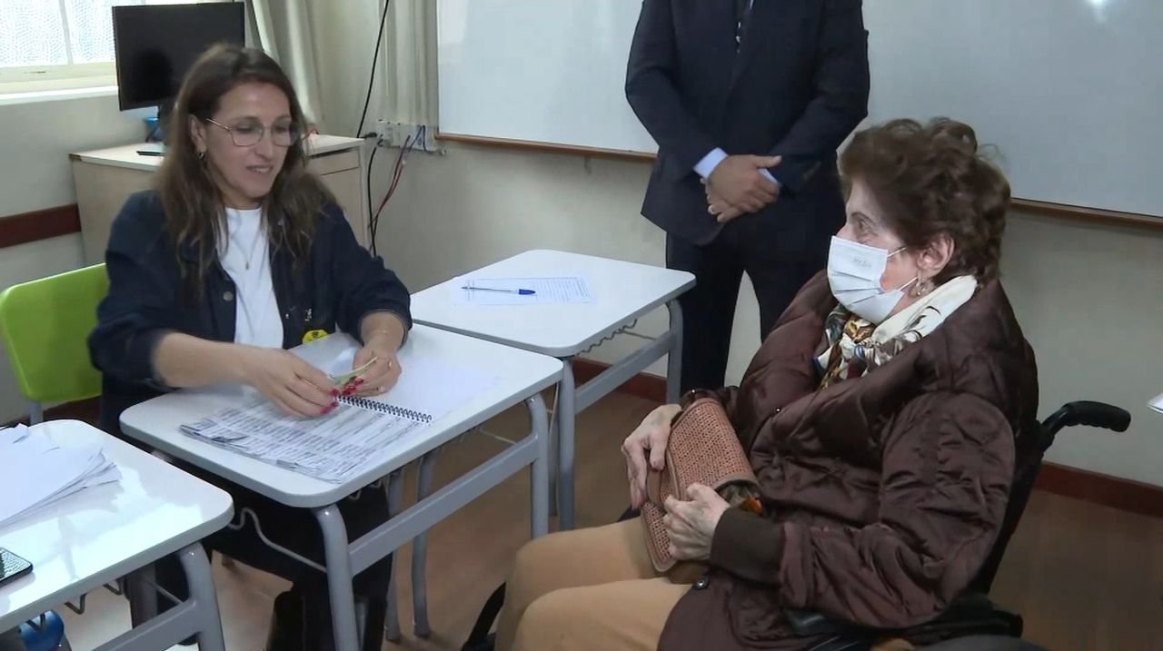 Maria Evangelina, 103 anos, vota em SC após internação e dá exemplo de cidadania
