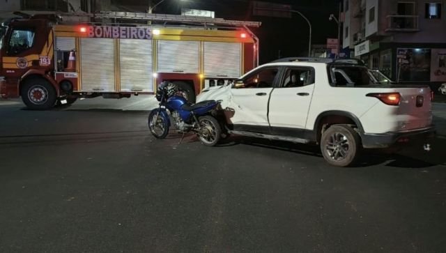 Motociclista se fere em colisão com carro após empinar moto em São José do Cedro