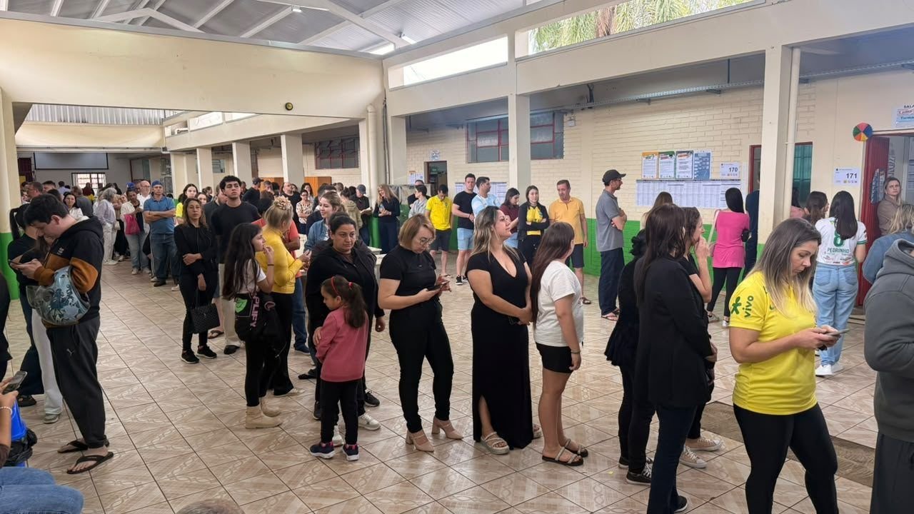 Movimento intenso marca votação em Chapecó com mais de 80 mil votos para Flávio Bolsonaro