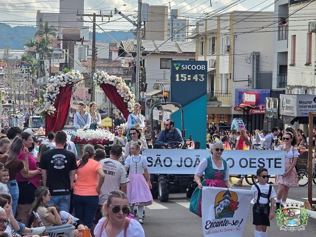 São João do Oeste brilha no desfile da Oktoberfest em Itapiranga com tradição e cultura