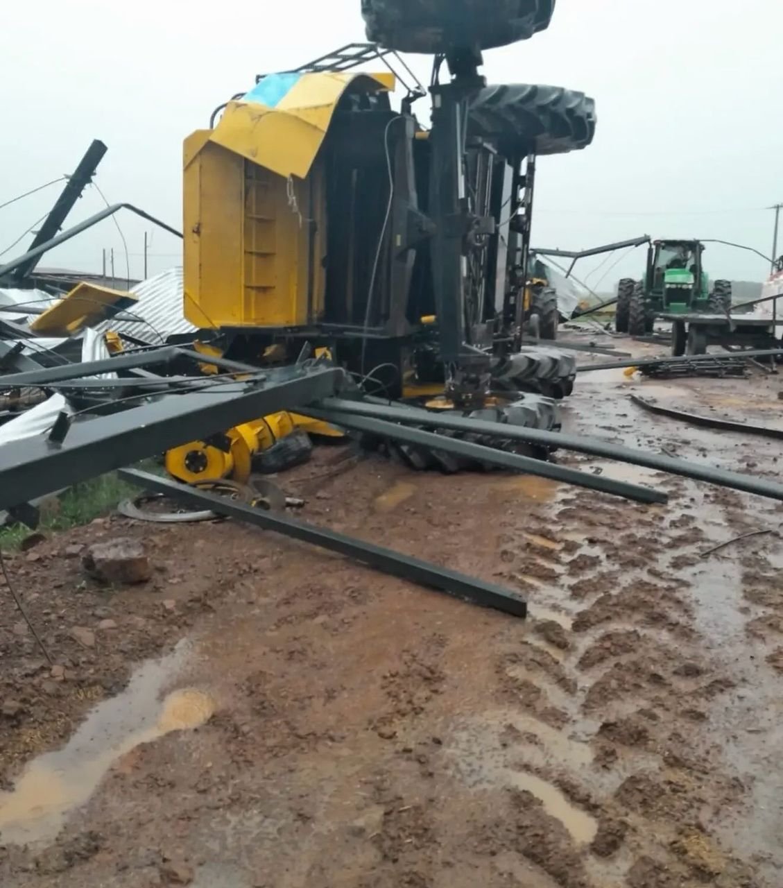 Temporal causa destruição em propriedades rurais de Alegrete, RS, e mata animais