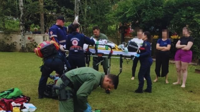 Bebê de 1 ano e 9 meses é salvo após afogamento em açude em SC