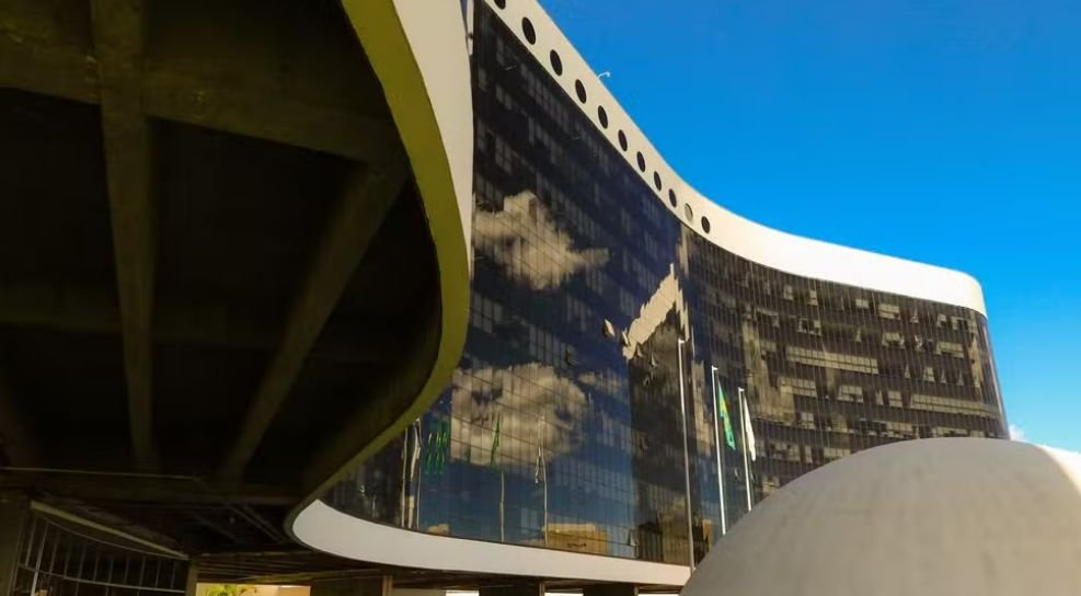 TSE analisa uso de WhatsApp por campanhas de Lula e Flávio Bolsonaro em reunião