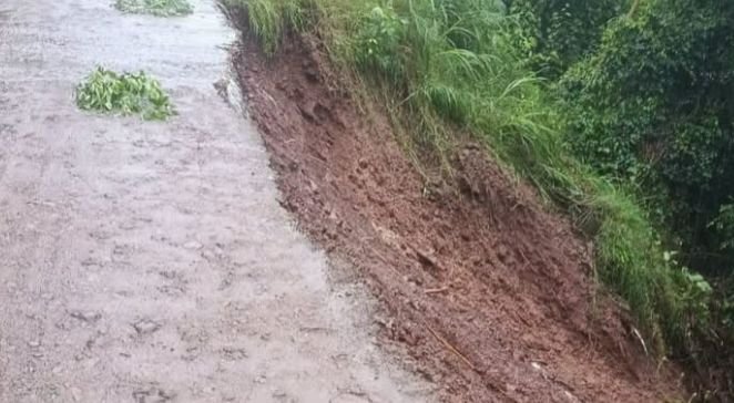 Deslizamentos de terra interditam estrada em Seis Barras, São José do Cedro