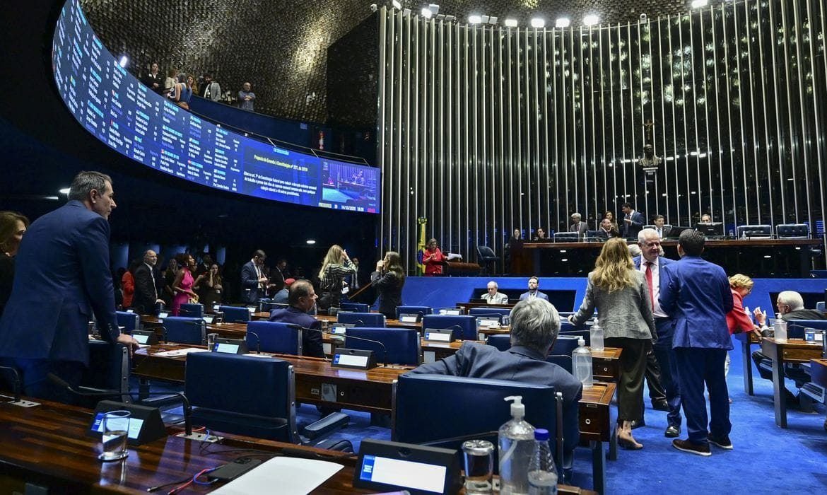 Senado aprova PEC que acaba com jornada 6x1 e reduz carga para 40 horas semanais