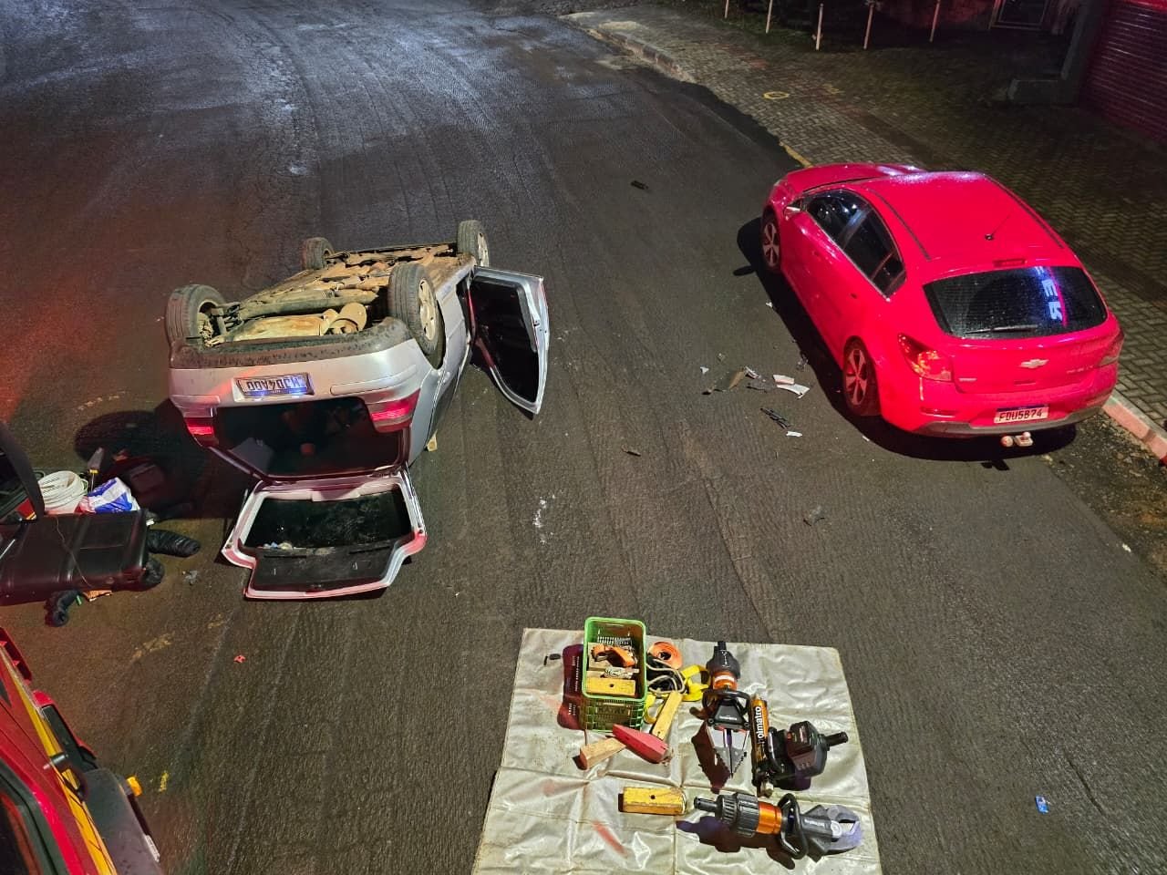 Acidente em Xaxim: Carro capota após colidir com veículo estacionado na Avenida Giacomo Lunardi