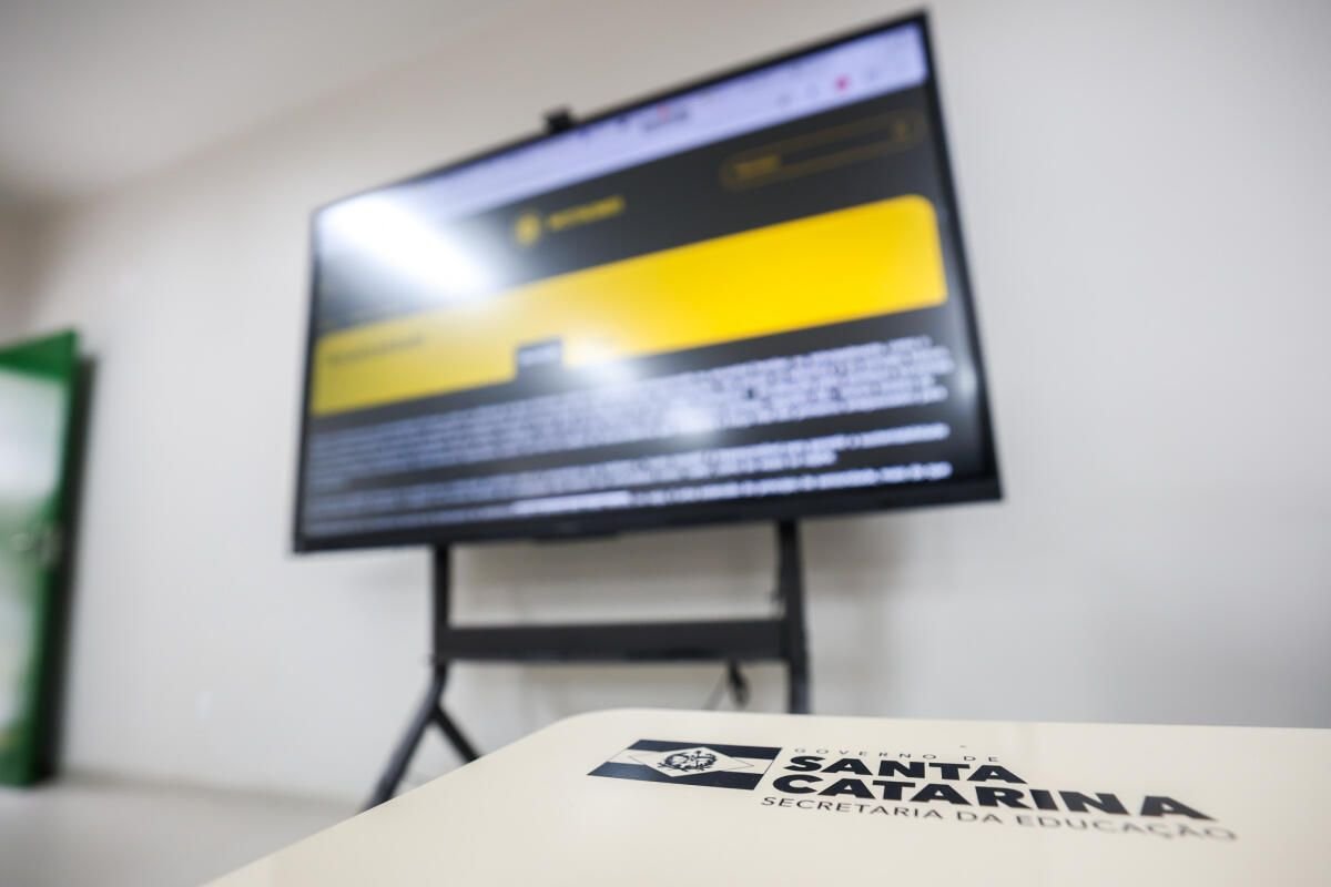 Governo de SC entrega 533 telas interativas e notebooks para escolas estaduais