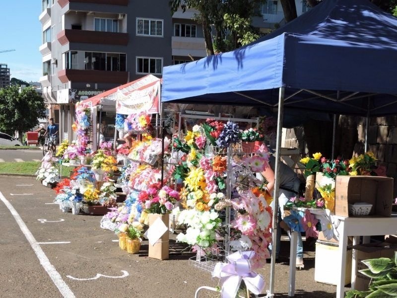 São Miguel do Oeste e Maravilha organizam venda de flores e manutenção nos cemitérios