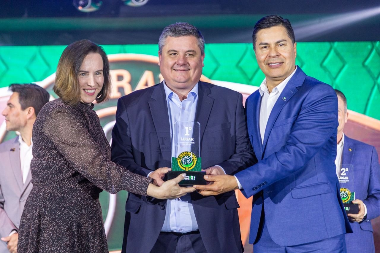 Sicoob MaxiCrédito é destaque no Troféu Desbravador em Chapecó com prêmio de cooperativa
