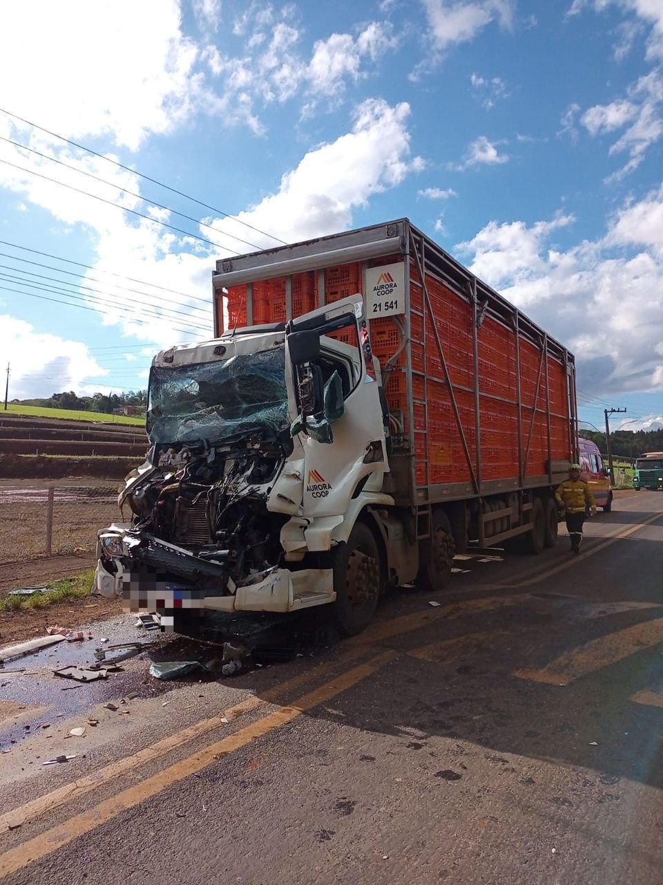 Motorista é resgatado após caminhão colidir com carreta na SC-480 em Xanxerê