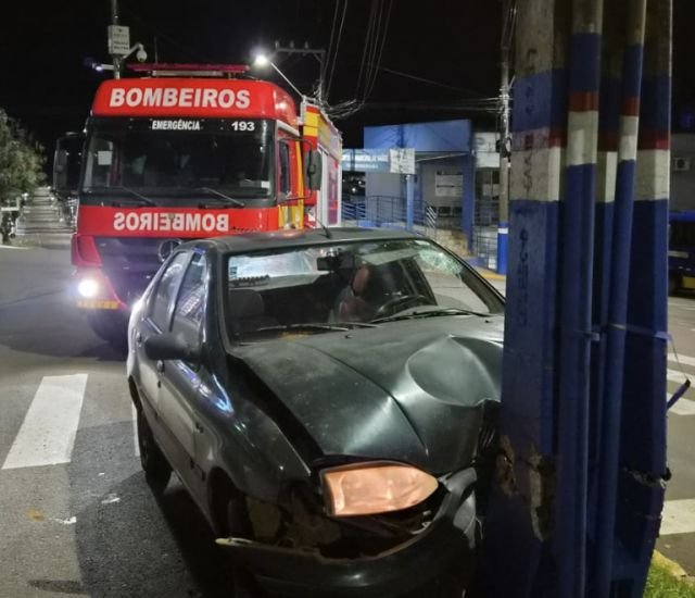 Acidente em Guaraciaba deixa duas pessoas feridas após carro colidir com poste