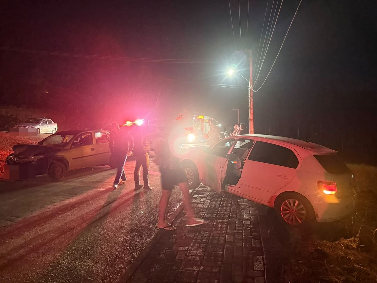 Jovem de 18 anos é socorrida após colisão entre carros em Faxinal dos Guedes