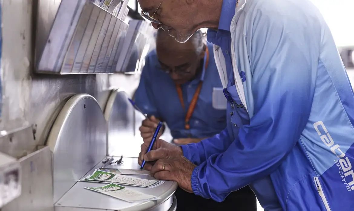 Mega-Sena acumula e prêmio pode chegar a R$ 185 milhões na terça-feira