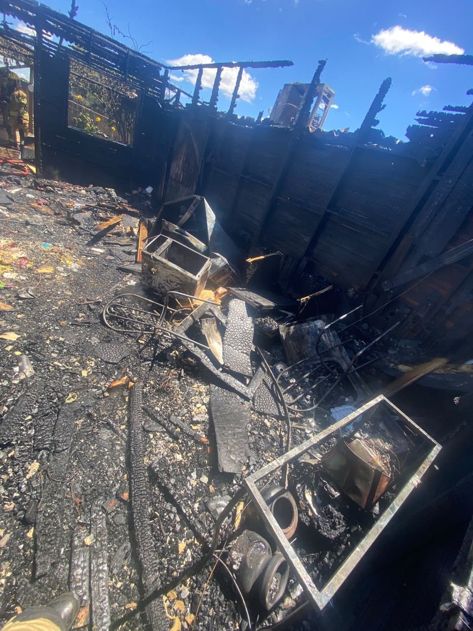 Incêndio destrói casa de madeira em Xanxerê e mobiliza bombeiros