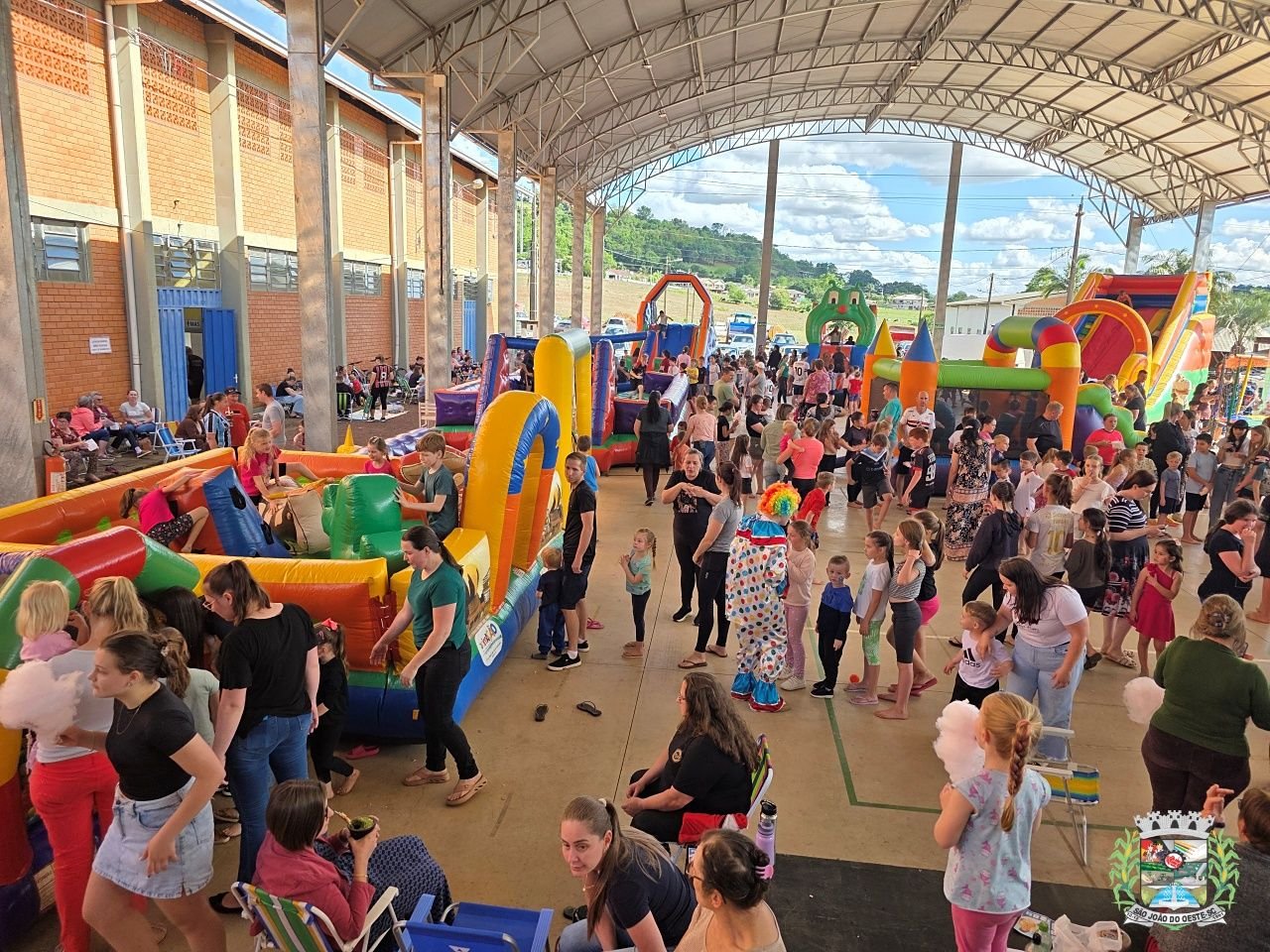 Tarde recreativa em São João do Oeste reúne crianças e famílias para diversão