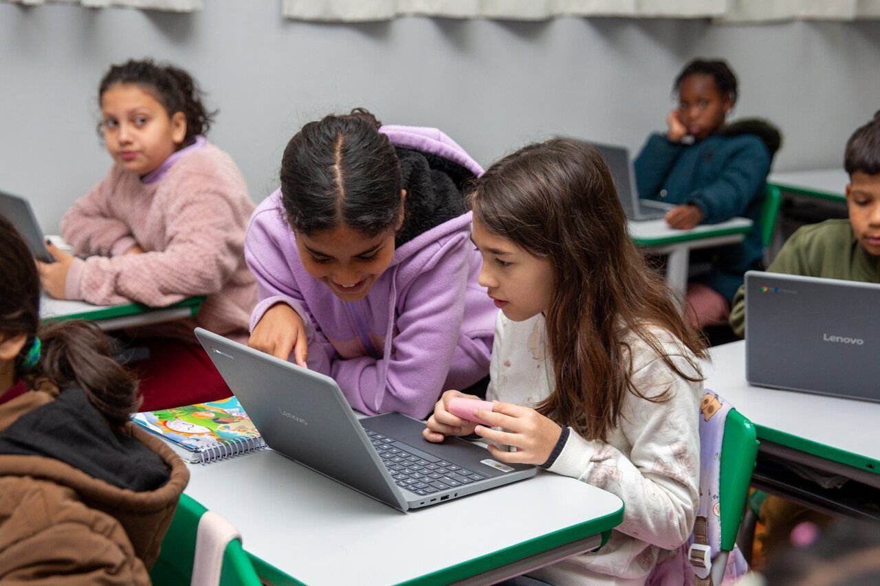 Chapecó entrega 3.500 Chromebooks e investe R$ 8,7 milhões na educação