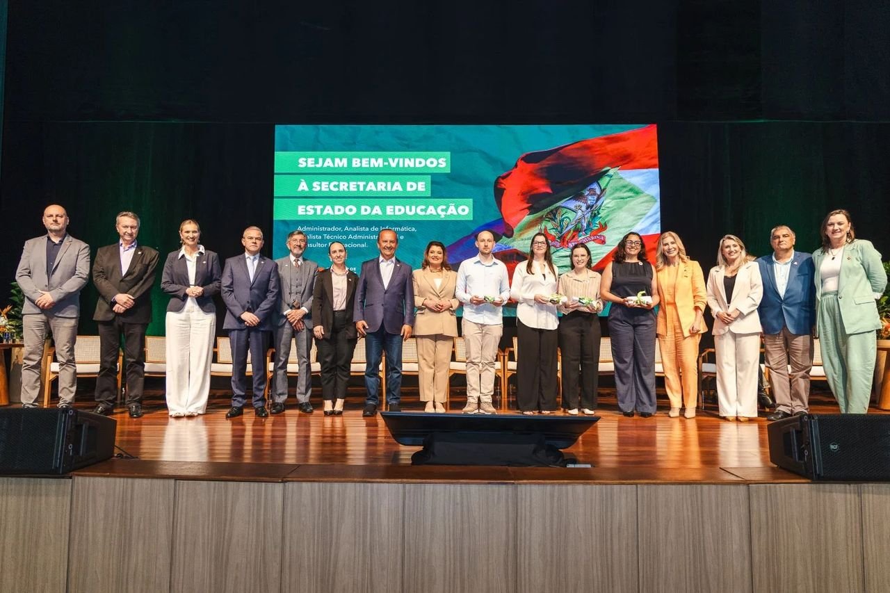 Santa Catarina empossa 92 novos servidores da Educação para fortalecer escolas