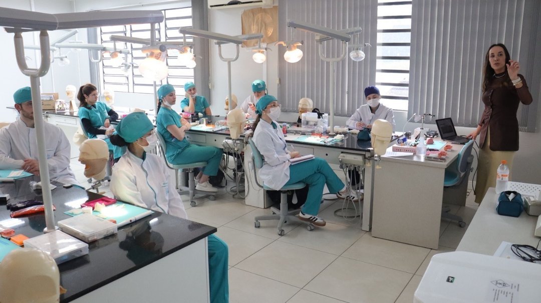 Simpósio de Odontologia da UCEFF aproxima acadêmicos de novas tecnologias e práticas profissionais