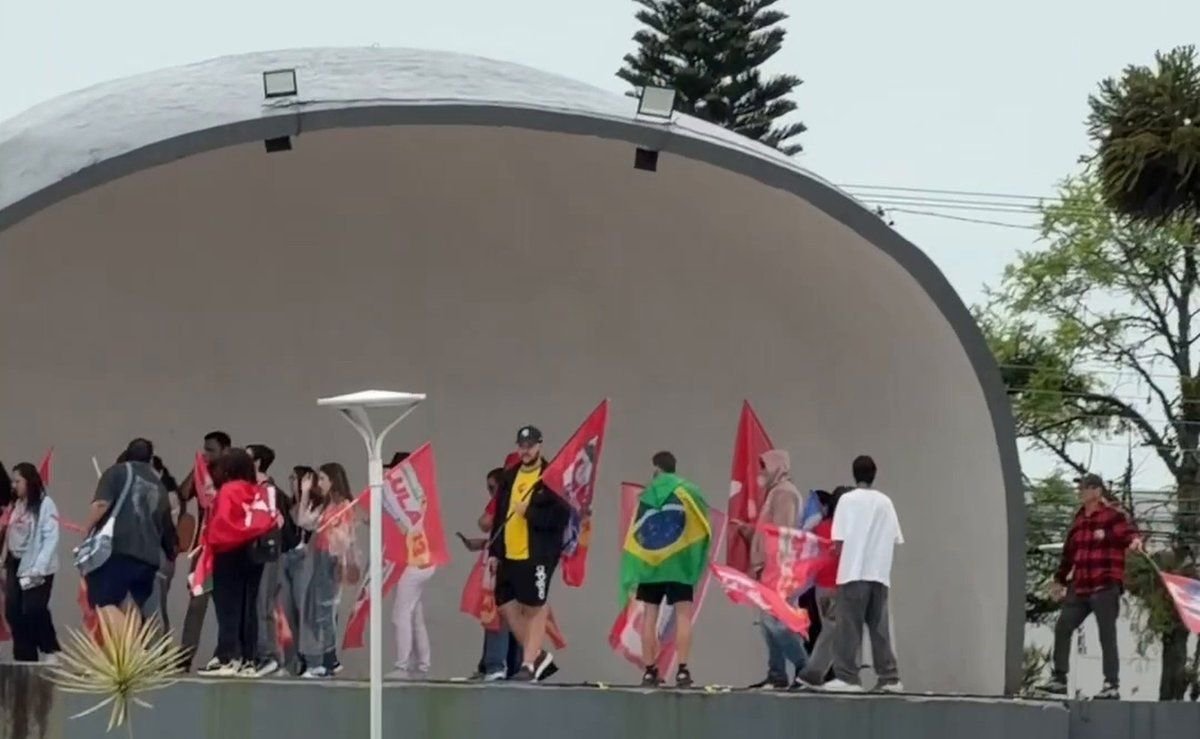 Bandeiraço em Tijucas e pesquisa Datafolha mostram disputa acirrada entre Lula e Flávio