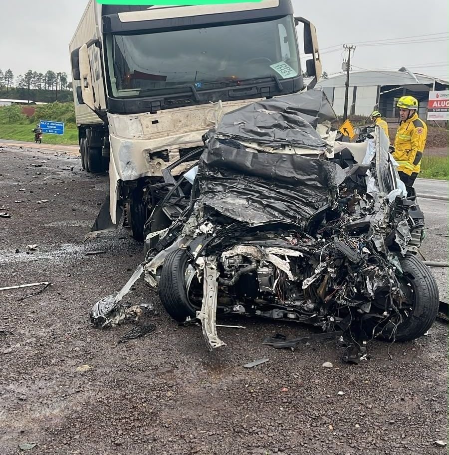 Colisão entre carro e carreta na BR-282 em Xanxerê deixa jovem de 24 anos morta