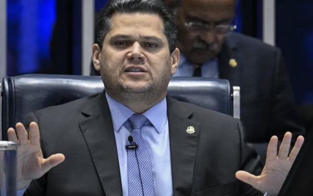 Davi Alcolumbre calcula 48 votos para reeleição no Senado e descarta impeachment de Moraes