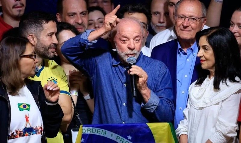 Lula é reeleito com 51,79% e promete mudanças no governo e na economia digital