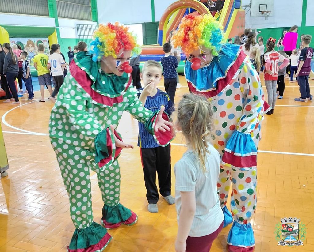 São João do Oeste realiza tardes recreativas para crianças e famílias com atividades de lazer
