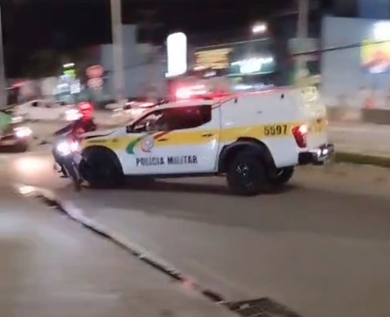 Motociclista de 24 anos é atropelado por viatura da PM em comemoração em SC